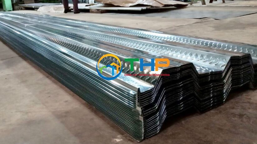Tôn sàn deck - tôn sóng sàn xếp chồng lên nhau ở kho Tân Hồng Phúc Bình DƯơng