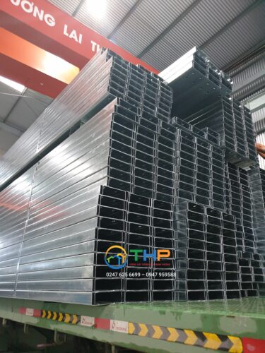 Xà gồ C là gì? Xà gồ C là một loại vật liệu xây dựng bằng thép có mặt cắt tiết diện hình chữ C hoa