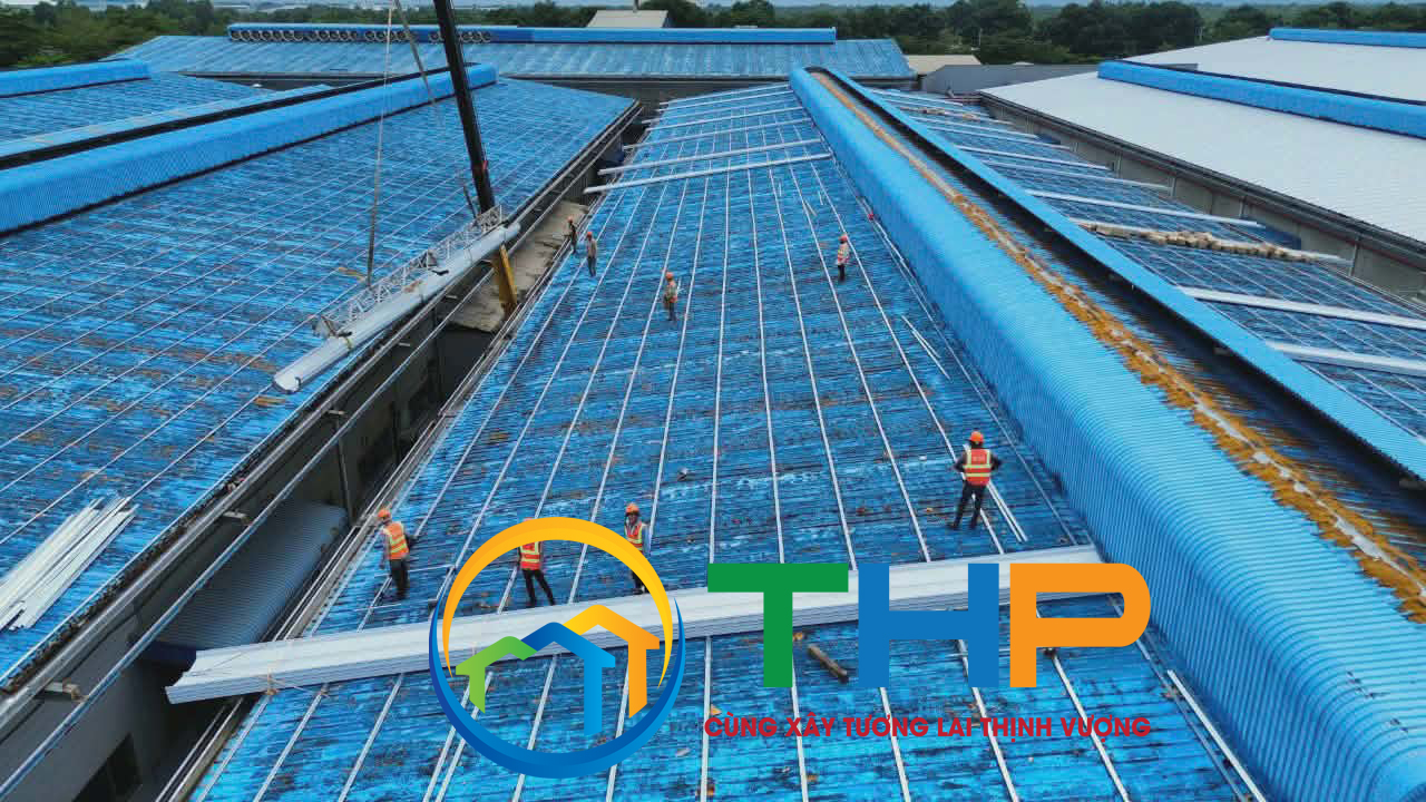Cán tôn Seamlock tại công trình ở Long An 1 Công nhân đang tháo mái tôn cũ và lắp tôn seamlock mới tại công trình Songwol Vina Long An