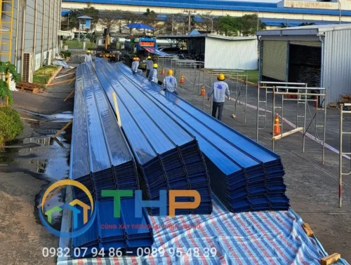 Cán tôn Kliplock trực tiếp tại công trường của Tân Hồng Phúc Cán tôn Kliplock trực tiếp tại công trường của Tân Hồng Phúc
