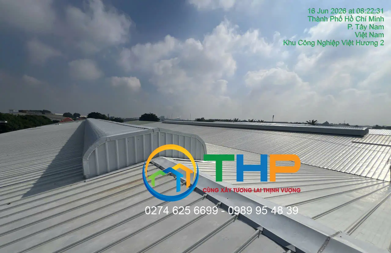 Cán Tôn Kliplock 1000mm Thay Mái Nhà Xưởng Đang Hoạt Động Tại KCN Việt Hương 2 3 Thi công thay mái tôn nhà xưởng Công ty Dệt Việt Hồng đang hoạt động